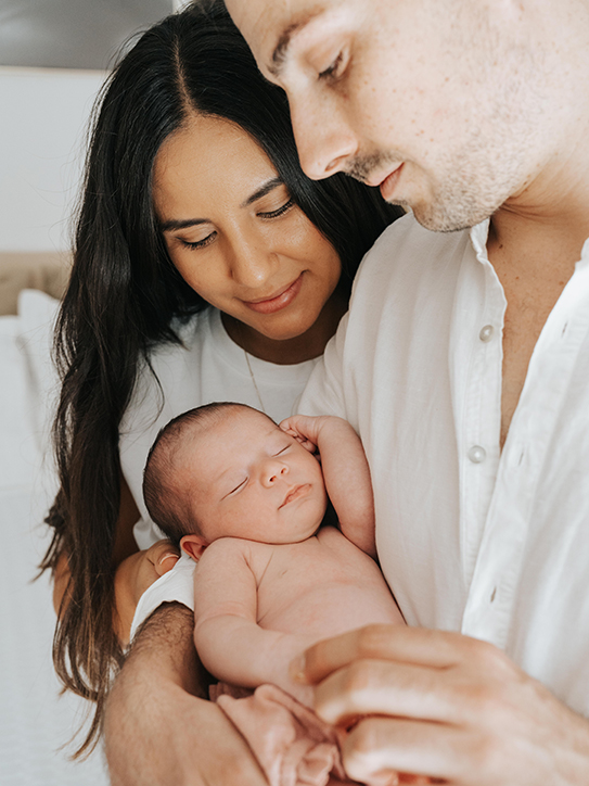 Familia en una sesión de fotos new born