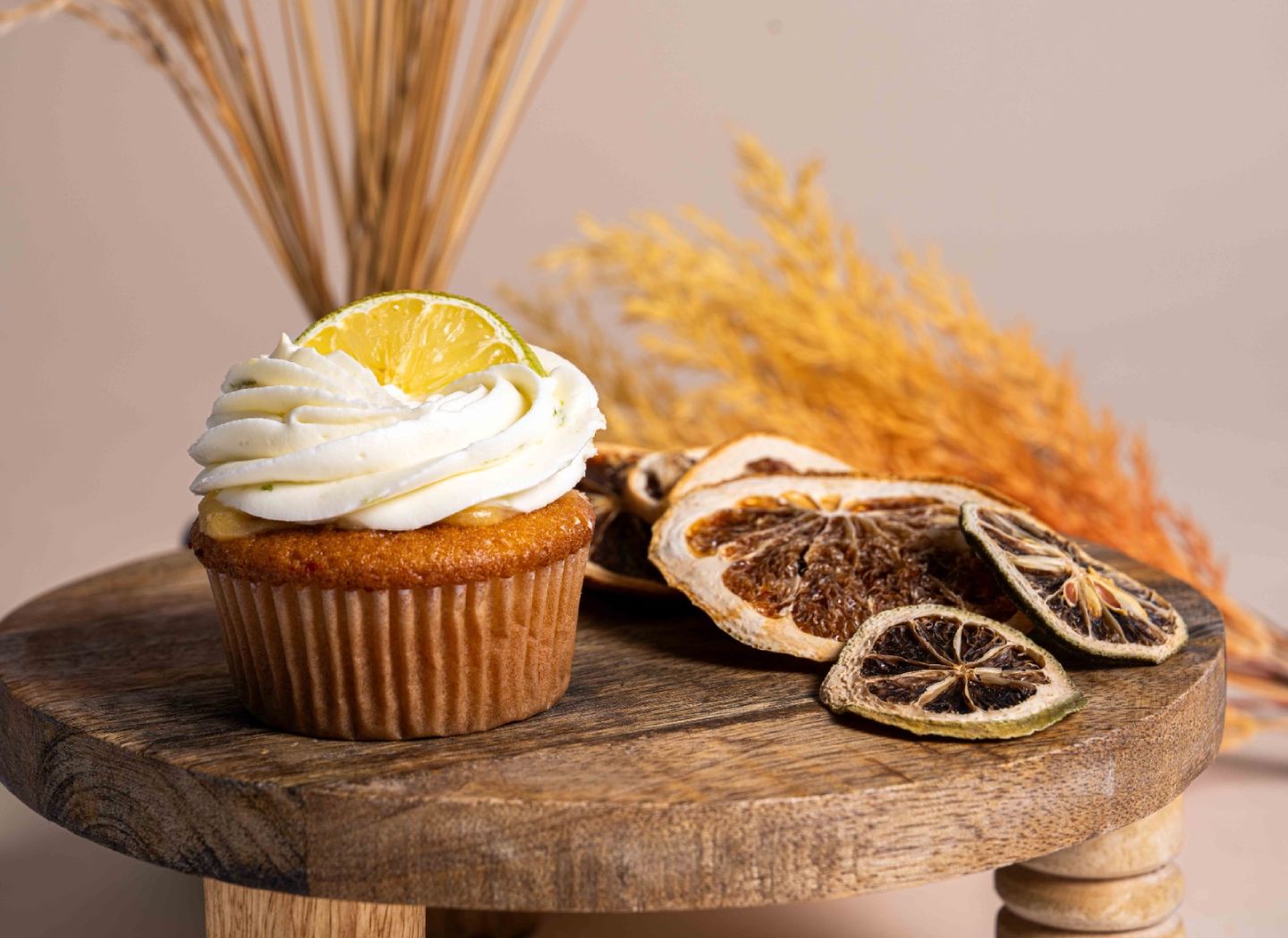 Fotografía de un cupcake y rodajas de naranja deshidratadas