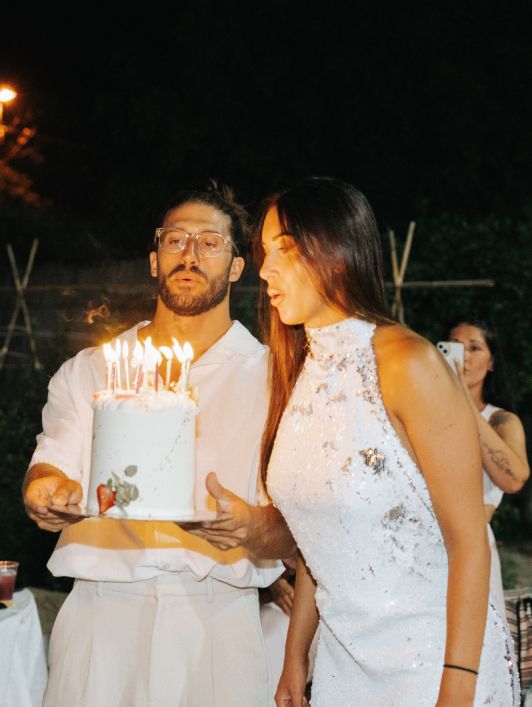 Chica soplando las velas de su tarta de cumpleaños