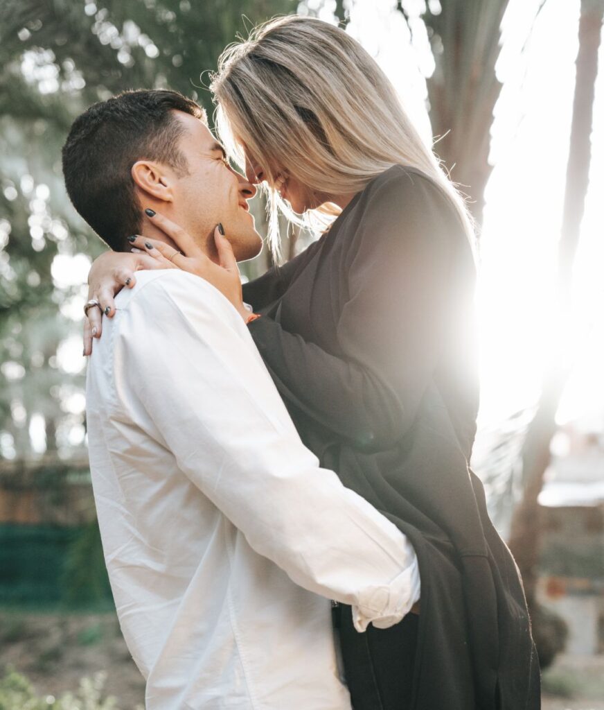 Dos novios abrazándose en una sesión de fotos preboda en Murcia