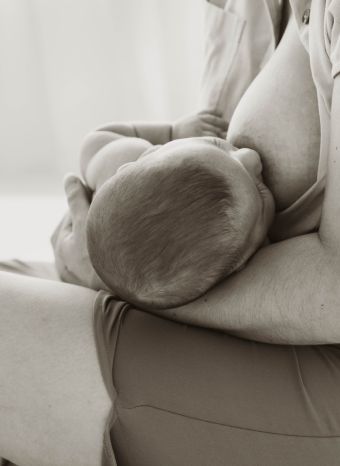 Foto de una madre amamantando a su bebe