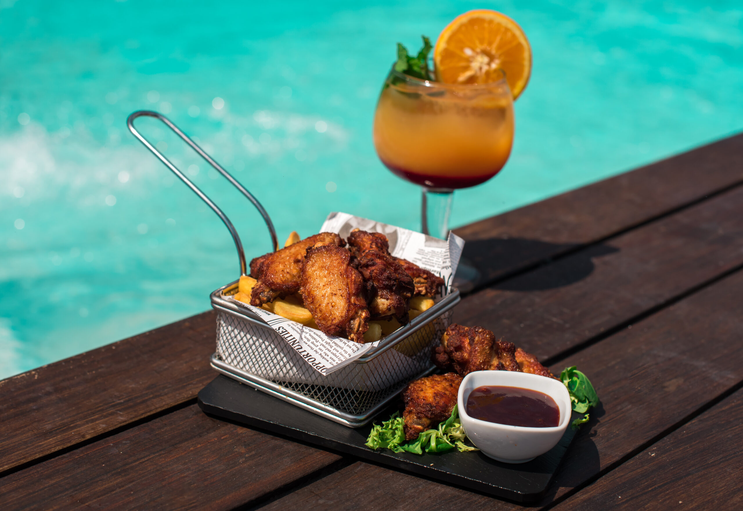 Fotografía de comida junto a la piscina